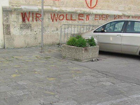 Auf die Mauer des Doms in St. Pölten wurde Graffiti gesprüht