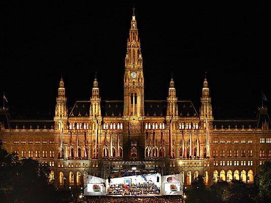 Die Eröffnung der Wiener Festwochen wird auch heuer wieder massenhaft Kulturbegeisterte auf den Rathausplatz locken