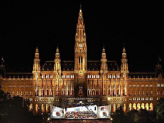 Die Eröffnung der Wiener Festwochen wird auch heuer wieder massenhaft Kulturbegeisterte auf den Rathausplatz locken Die Eröffnung der Wiener Festwochen wird auch heuer wieder massenhaft Kulturbegeisterte auf den Rathausplatz locken