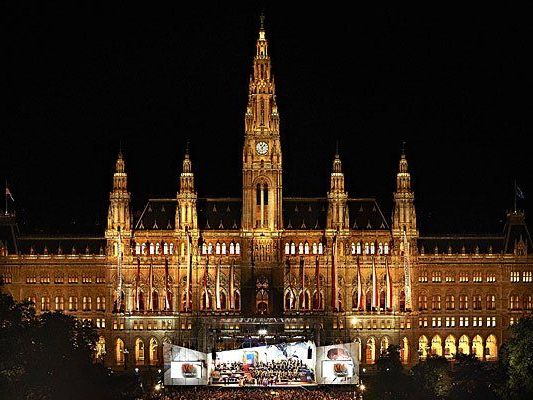 Die Eröffnung der Wiener Festwochen wird auch heuer wieder massenhaft Kulturbegeisterte auf den Rathausplatz locken