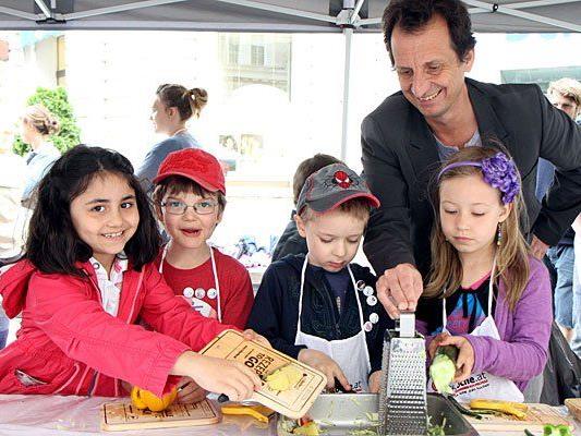 Beim Jamie Oliver Food Revolution Day kochte Christian Oxonitsch mit Kindern auf der Freyung