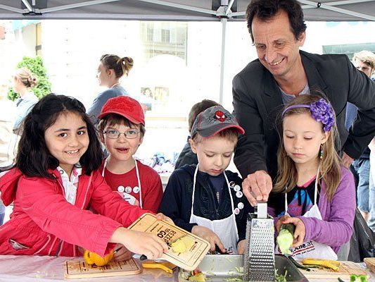 Beim Jamie Oliver Food Revolution Day kochte Christian Oxonitsch mit Kindern auf der Freyung Beim Jamie Oliver Food Revolution Day kochte Christian Oxonitsch mit Kindern auf der Freyung