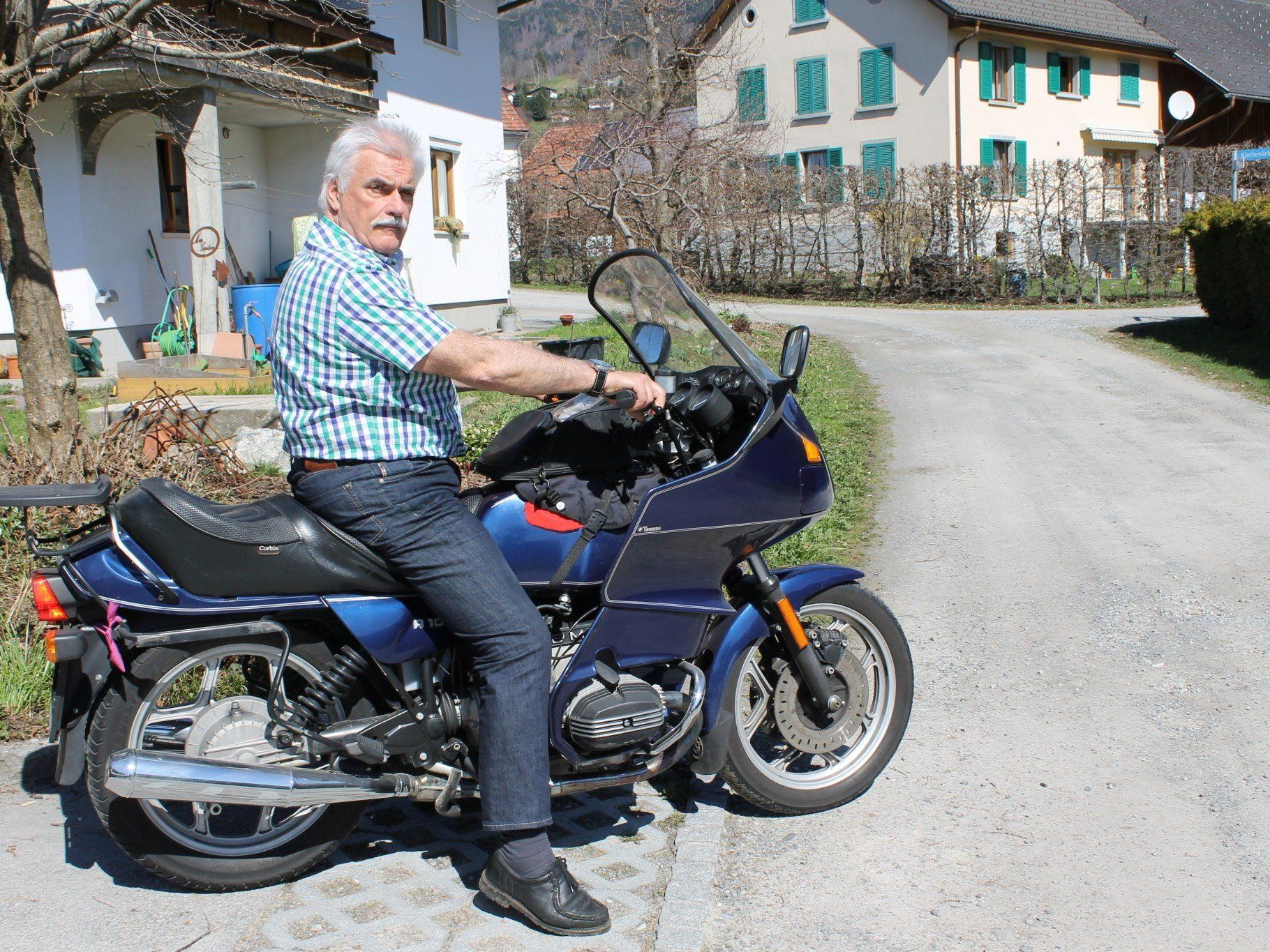 Hans Bösch genießt die Freiheit mit seinem Motorrad Hans Bösch genießt die Freiheit mit seinem Motorrad