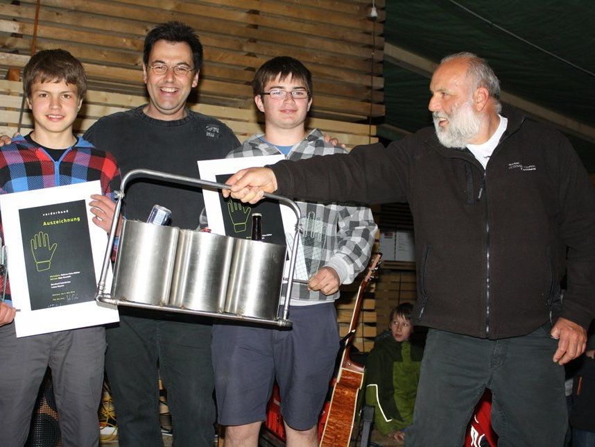 Bernhard Schwärzler und Lukas Maurer freuen sich mit den Handwerkern Ottokarl Nußbaumer und Stefan Bereuter über den Preis. Bernhard Schwärzler und Lukas Maurer freuen sich mit den Handwerkern Ottokarl Nußbaumer und Stefan Bereuter über den Preis.