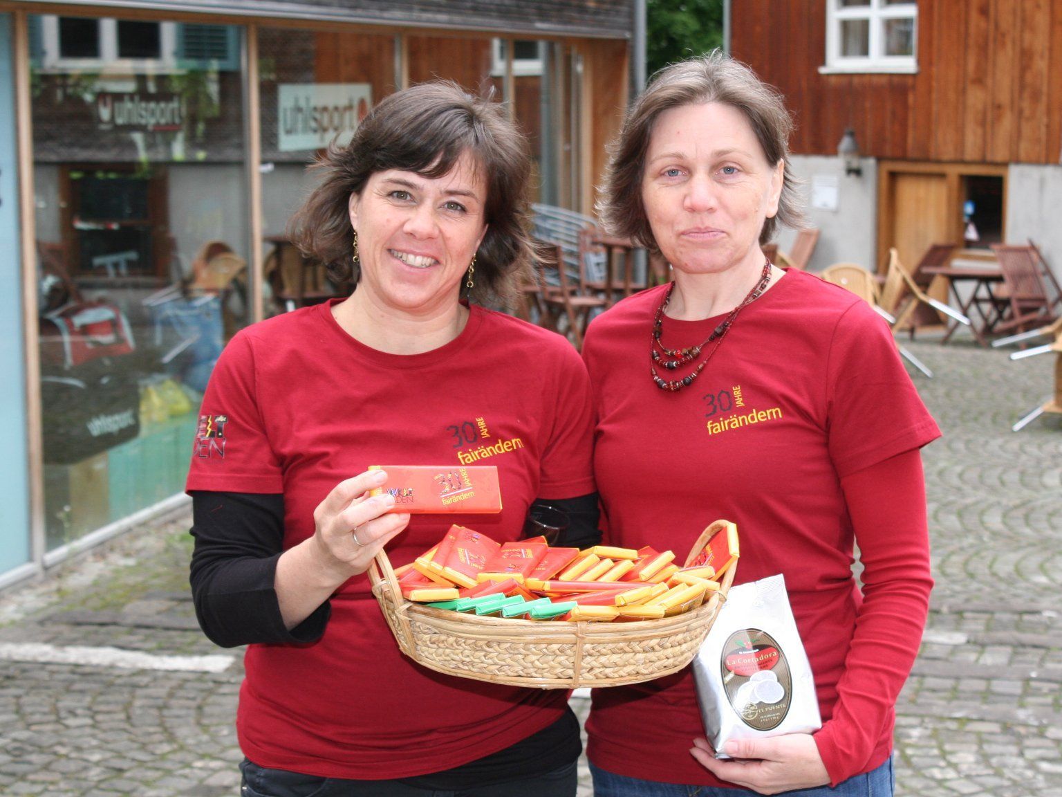 Weltladen Geschäftsführerin Hemma Bildstein und Mitarbeiterin Maria Groß-Panhofer freuten sich über ein tolles Fest Weltladen Geschäftsführerin Hemma Bildstein und Mitarbeiterin Maria Groß-Panhofer freuten sich über ein tolles Fest