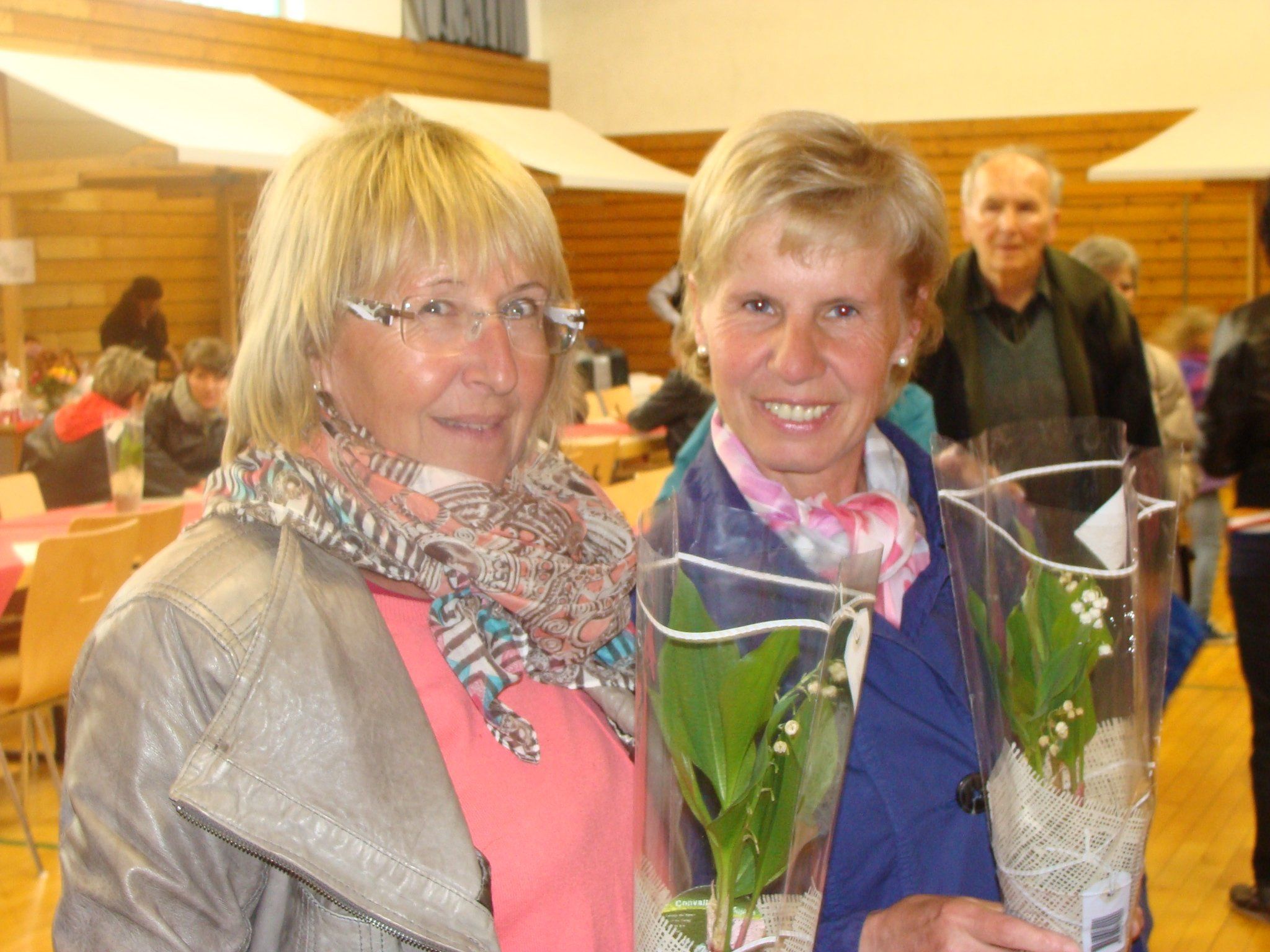 Herma Raid und Erika Moosbrugger freuten sich über die kleine Aufmerksamkeit. Herma Raid und Erika Moosbrugger freuten sich über die kleine Aufmerksamkeit.