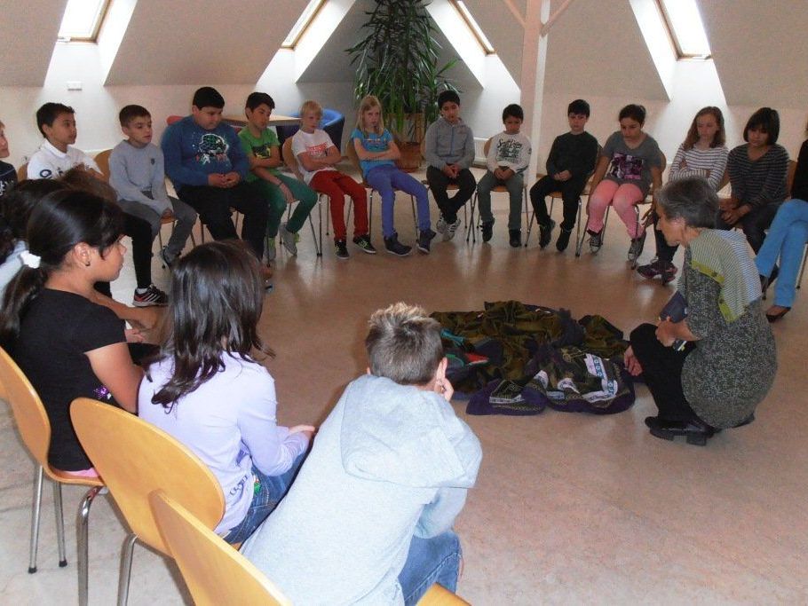 Die Autorin breitet für die Kinder einen Geschichtenteppich aus. Die Autorin breitet für die Kinder einen Geschichtenteppich aus.