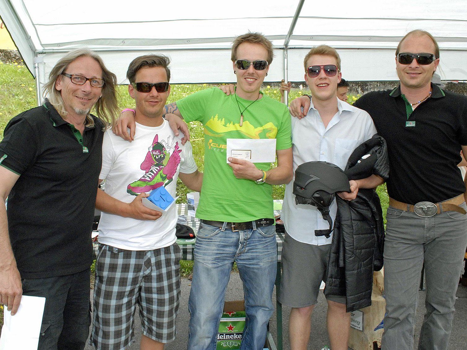 Das Minigolf-Charity-Turnier in Schruns gewann in diesem Jahr Bertram Hepperger (Bildmitte) aus Vandans. Das Minigolf-Charity-Turnier in Schruns gewann in diesem Jahr Bertram Hepperger (Bildmitte) aus Vandans.