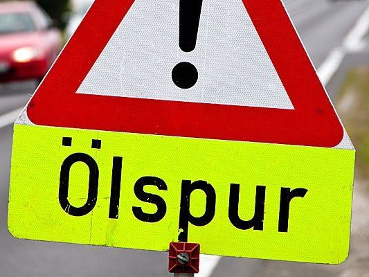 Durch die Ölspur musste die L202 für eine halbe Stunde halbseitig gesperrt werden. Durch die Ölspur musste die L202 für eine halbe Stunde halbseitig gesperrt werden.