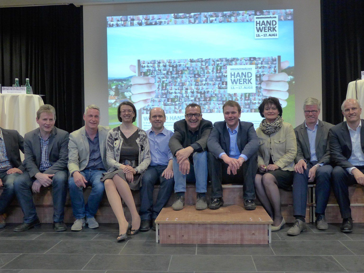 Mitglieder des OK-Teams zur 9. Bregenzerwälder Handwerksausstellung: Johannes Batlogg (Obmann Handwerkerverein Bezau), Georg Fröwis, Kaspar Greber, Leo Metzler, Peter Meusburger, Jodok Hiller, Marcella Künzler, Andreas Kappaurer, Margit Hinterholzer Mitglieder des OK-Teams zur 9. Bregenzerwälder Handwerksausstellung: Johannes Batlogg (Obmann Handwerkerverein Bezau), Georg Fröwis, Kaspar Greber, Leo Metzler, Peter Meusburger, Jodok Hiller, Marcella Künzler, Andreas Kappaurer, Margit Hinterholzer