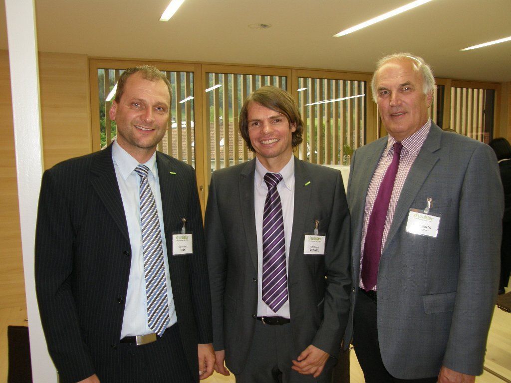Die Geschäftsführer Karl-Heinz Fink und Christoph Mennel mit Anton Wirth. Die Geschäftsführer Karl-Heinz Fink und Christoph Mennel mit Anton Wirth.