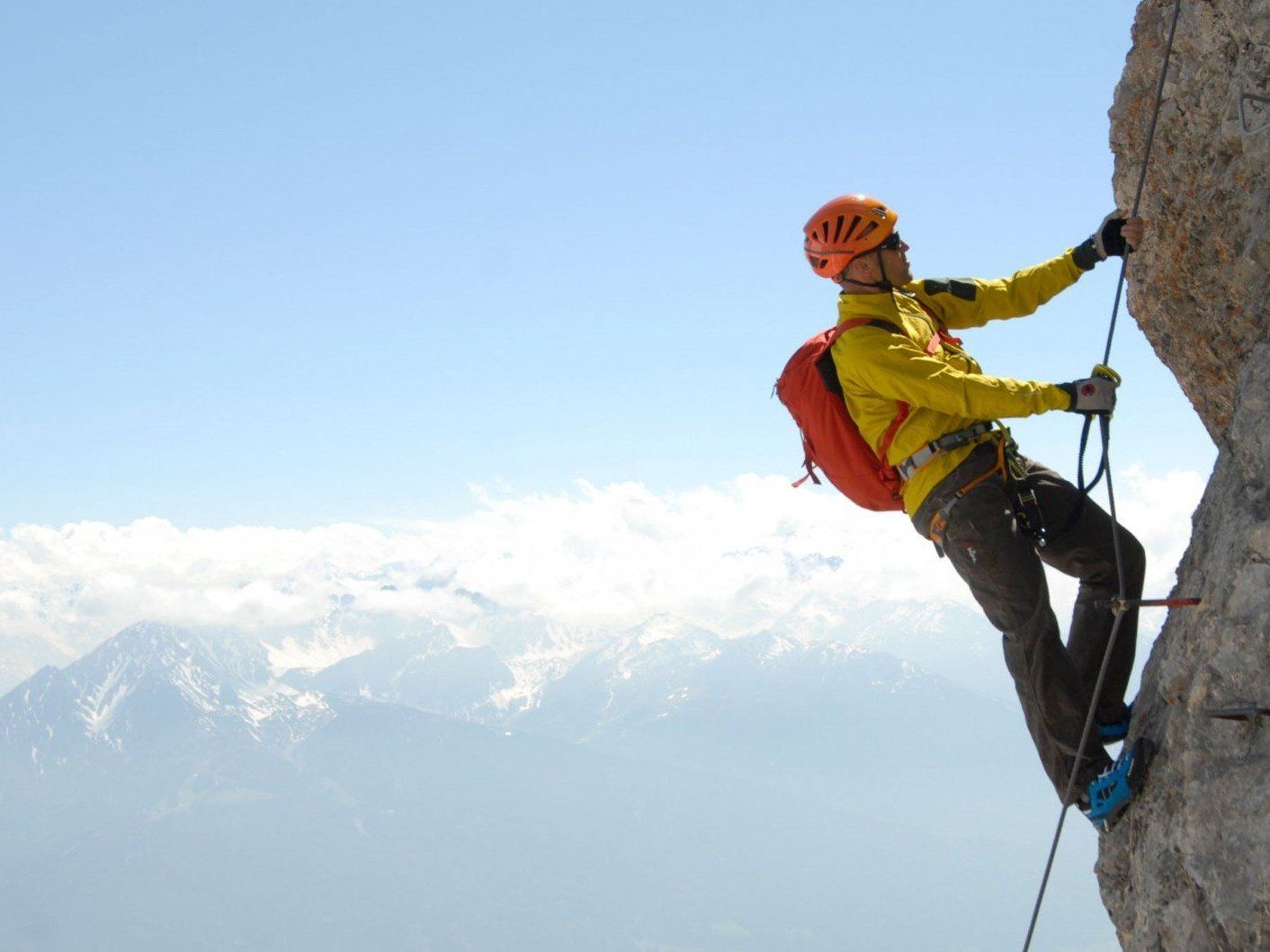 Die 10 Klettersteig-Empfehlungen des Alpenvereins sollen die Risiken am Klettersteig reduzieren und zu einem bewussteren Verhalten am Fels anregen (im Bild: Innsbrucker Klettersteig). Die 10 Klettersteig-Empfehlungen des Alpenvereins sollen die Risiken am Klettersteig reduzieren und zu einem bewussteren Verhalten am Fels anregen (im Bild: Innsbrucker Klettersteig).