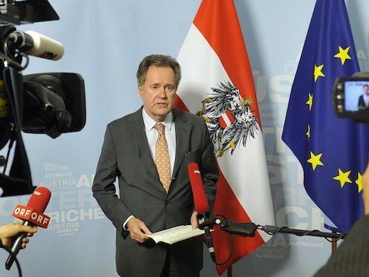 Der Generalsekretär im Außenministerium Johann Kyrle während einer Stellungnahme zur Freilassung des im Jemen am 21. Dezember 2012 entführten Österreichers Dominik N. und zwei weiteren finischen Geiseln