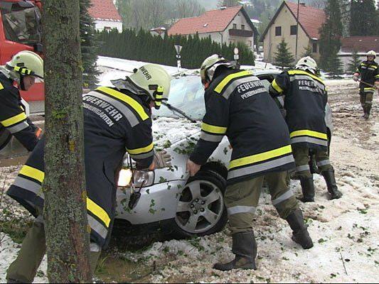 Hagel bedeckte weite Teile des Bezirks Neunkirchen und forderte die Feuerwehr