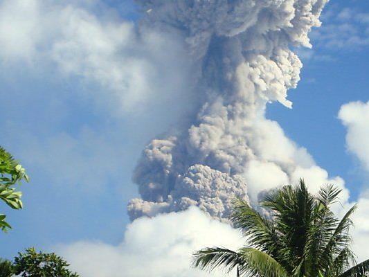 Vulkan Mayon auf den Philippinen sprach überraschend aus - es gab fünf Tote