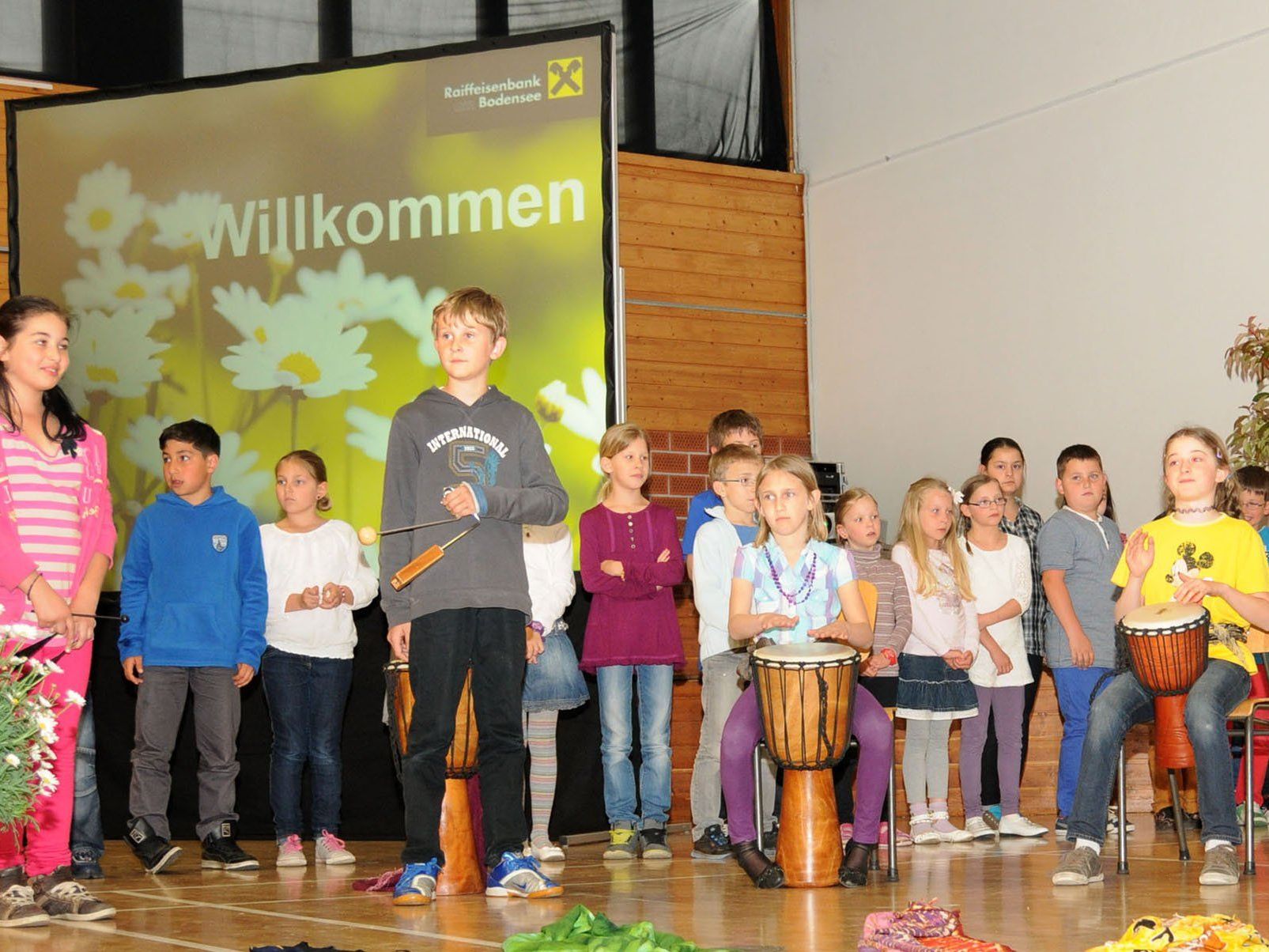 Fußacher Volksschüler bei der Generalversammlung der Raiffeisenbank am Bodensee in Fußach Fußacher Volksschüler bei der Generalversammlung der Raiffeisenbank am Bodensee in Fußach