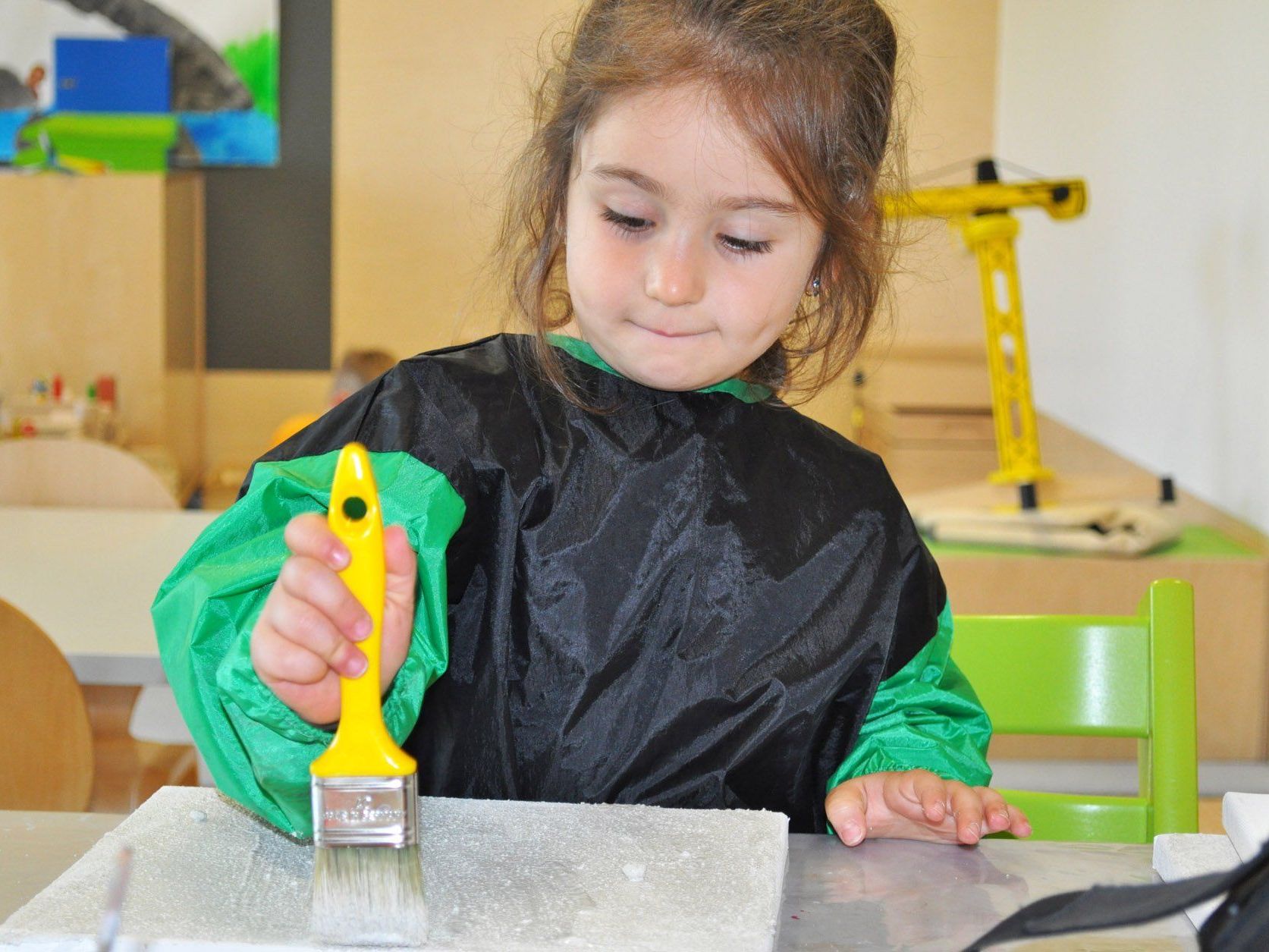 Ceylin arbeitet im Fußacher Kinderhaus Pertinsel eifrig an ihrem Kunstwerk. Ceylin arbeitet im Fußacher Kinderhaus Pertinsel eifrig an ihrem Kunstwerk.