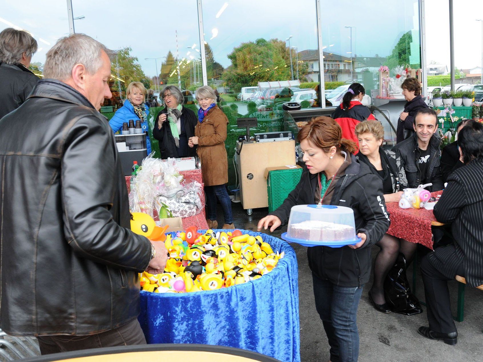 Kaffeehaus-Atmosphäre vor dem Spar-Supermarkt Rheindelta Kaffeehaus-Atmosphäre vor dem Spar-Supermarkt Rheindelta