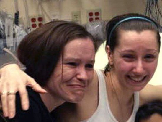 Amanda Berry (rechts), beim Wiedersehen mit ihrer Schwester Beth Serrano im Krankenhaus. Amanda Berry (rechts), beim Wiedersehen mit ihrer Schwester Beth Serrano im Krankenhaus.