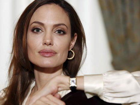 Angelina Jolie ließ sich die Brüste entfernen - und macht damit derzeit Schlagzeilen.