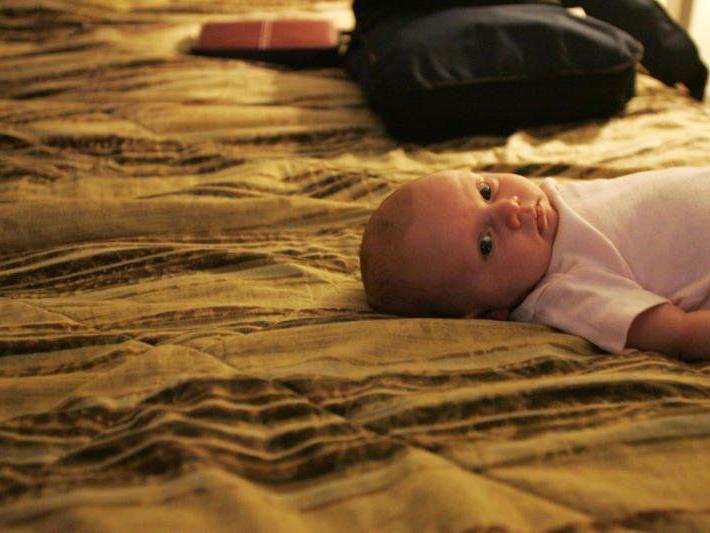 Plötzlicher Kindstod: Gemeinsames Schlafen im Elternbett steigert Risiko ums Fünffache.