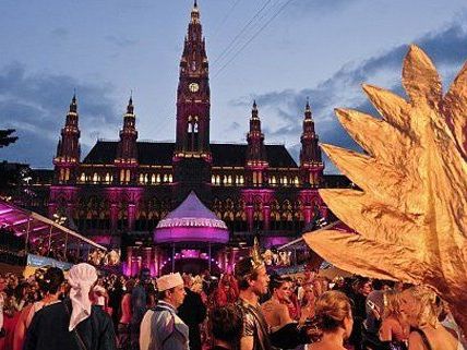 Der Wiener Life Ball unterstützt mit seinen Einnahmen AIDS-Hilfsprojekte.