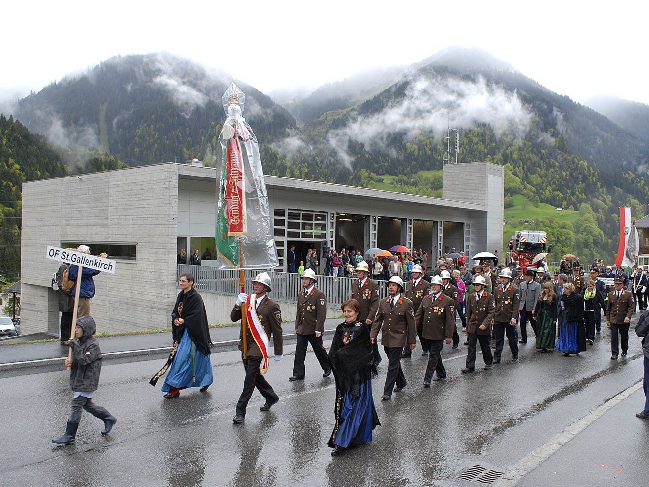 Nach der Weihe des Feuerwehr-Gerätehauses und der Drehleiter stand der Festumzug auf dem Programm. Nach der Weihe des Feuerwehr-Gerätehauses und der Drehleiter stand der Festumzug auf dem Programm.
