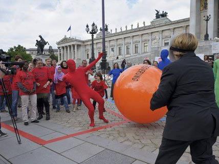 Am Dienstag wurde vor dem Parlament in Wien protestiert.