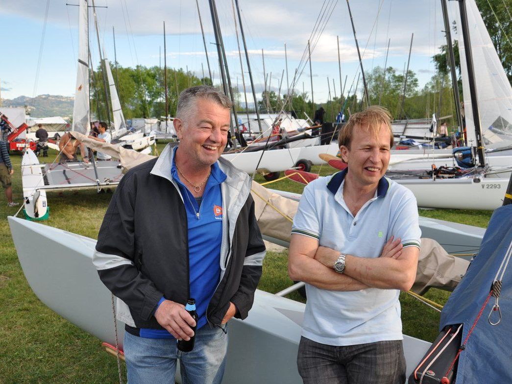 YCRhd-Präsident Dietmar Salzmann und dem österr. Segler Georg Hirsch Stronstorff (AUT 377). YCRhd-Präsident Dietmar Salzmann und dem österr. Segler Georg Hirsch Stronstorff (AUT 377).