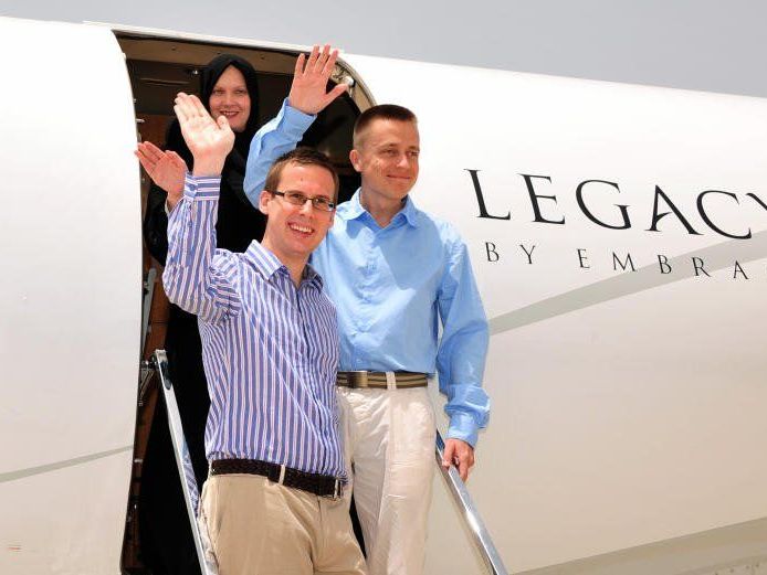 Der, im Jemen am 21. Dezember 2012 entführte Österreicher Dominik N. und zwei weitere finische Entführungsopfer am Donnerstag, 9. Mai 2013, am Flughafen in Muscat, Oman vor dem Abflug nach Wien. Der, im Jemen am 21. Dezember 2012 entführte Österreicher Dominik N. und zwei weitere finische Entführungsopfer am Donnerstag, 9. Mai 2013, am Flughafen in Muscat, Oman vor dem Abflug nach Wien.