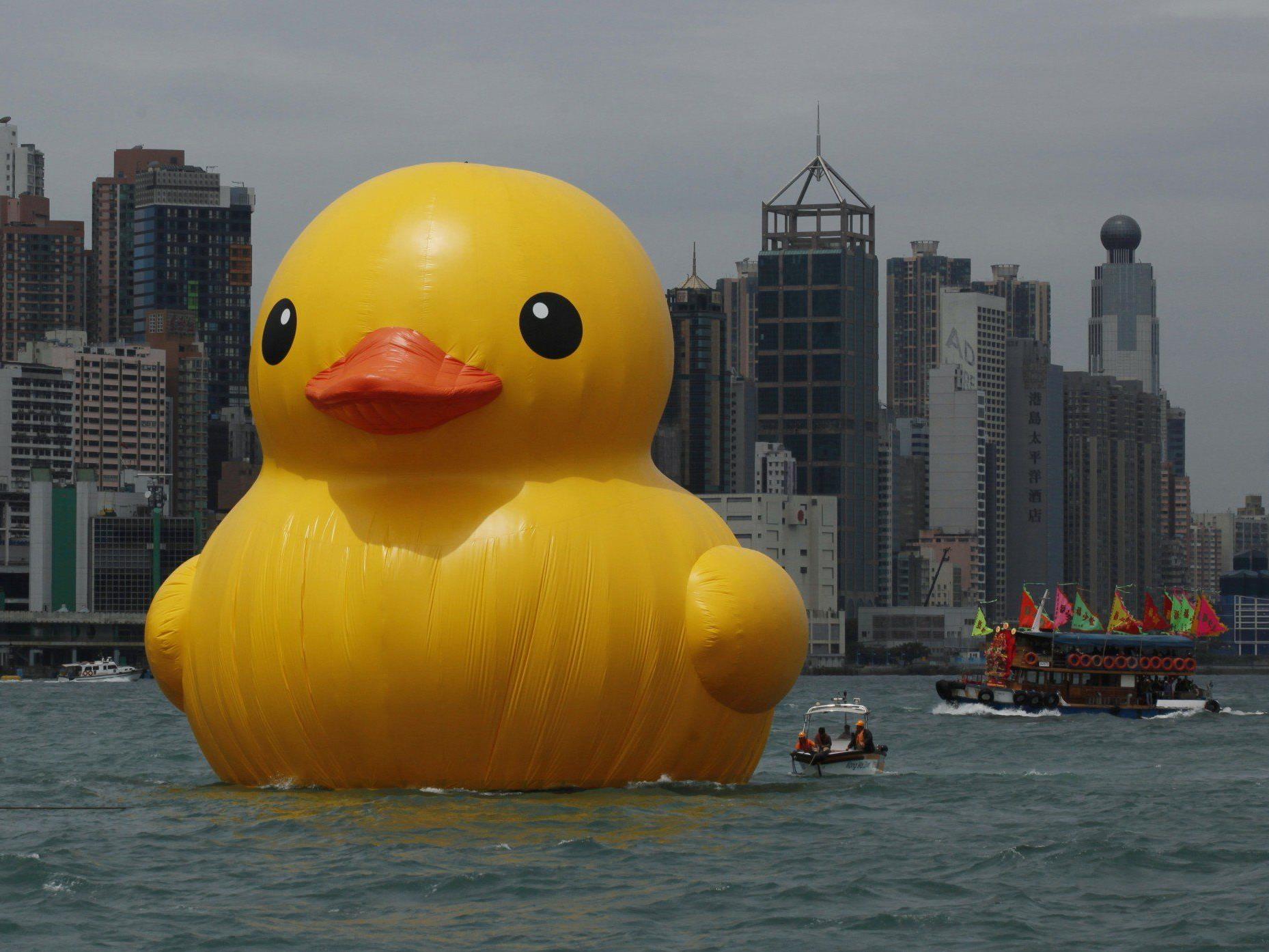 Die gigantische Gummi-Ente im Hafen von Hongkong.