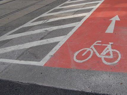 bislang gibt es nur rote Markierungen auf Radwegen, bald vielleicht auch grüne. bislang gibt es nur rote Markierungen auf Radwegen, bald vielleicht auch grüne.