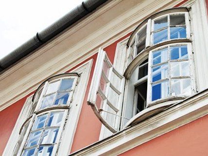 Der Mann bekam Panik und sprang aus dem Fenster. Der Mann bekam Panik und sprang aus dem Fenster.