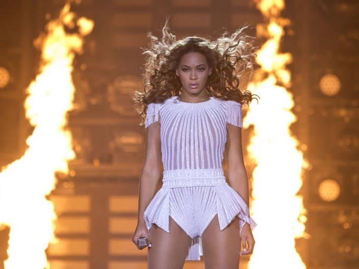 Beyoncé musste ein Konzert absagen - die Gerüchteküche über eine mögliche Schwangerschaft brodelt.
