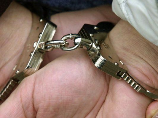 Der Mann soll eine 15-Jährige entführt und vergewaltigt haben. Der Mann soll eine 15-Jährige entführt und vergewaltigt haben.