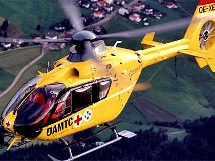 Mit dem Rettungshubschrauber wurde der Schwerverletzte ins Spital gebracht. Mit dem Rettungshubschrauber wurde der Schwerverletzte ins Spital gebracht.