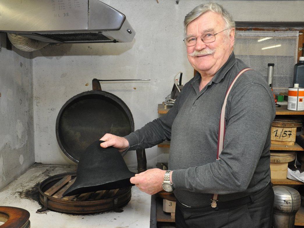 Alfons Fritz (76) versorgt die Vorarlberger Trachten- und Schützenvereine mit hochwertigen Hüten. Alfons Fritz (76) versorgt die Vorarlberger Trachten- und Schützenvereine mit hochwertigen Hüten.