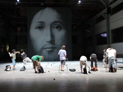Der Blick Jesu ruht über der umstrittenen Performance. Der Blick Jesu ruht über der umstrittenen Performance.