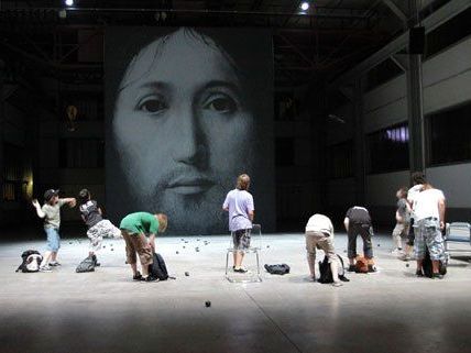 Der Blick Jesu ruht über der umstrittenen Performance.