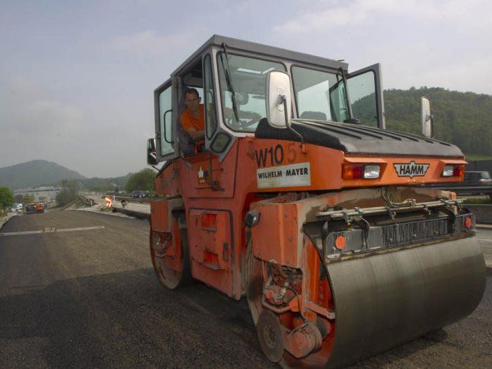 Etappenweise werden die beiden Rampen an der Autobahn in Klaus asphaltiert. Etappenweise werden die beiden Rampen an der Autobahn in Klaus asphaltiert.