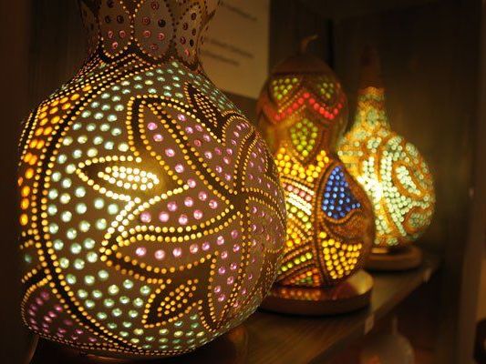 Jede einzelne der Lampen bei "KürbisArt" ist ein Unikat. Jede einzelne der Lampen bei "KürbisArt" ist ein Unikat.