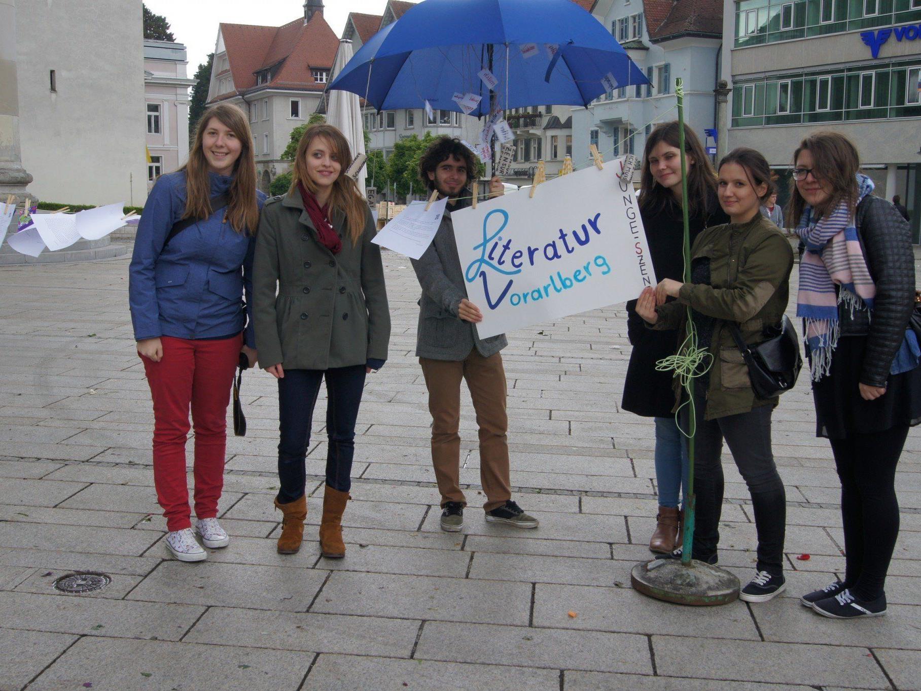 Junge Szene von Literatur Vorarlberg am Marktplatz
