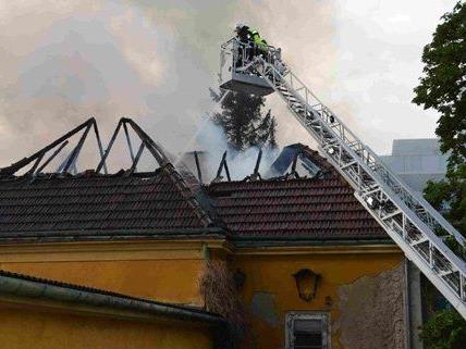 Das Feuer in der leerstehenden Villa in Döbling brach am Freitag aus.
