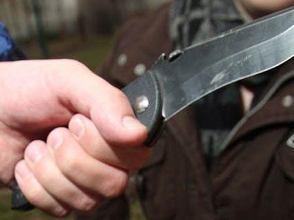 Ein 27-Jähriger wurde von einem Unbekannten mit einem Messer attackiert.