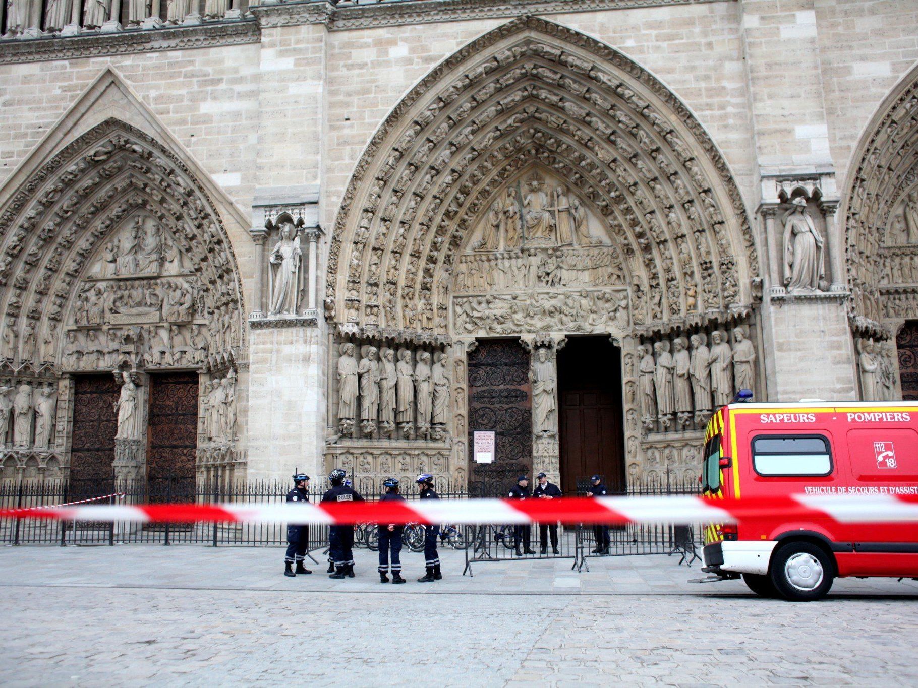 Rechtsradikalem Essayist beging Suizid in Pariser Kathedrale Notre-Dame. Rechtsradikalem Essayist beging Suizid in Pariser Kathedrale Notre-Dame.