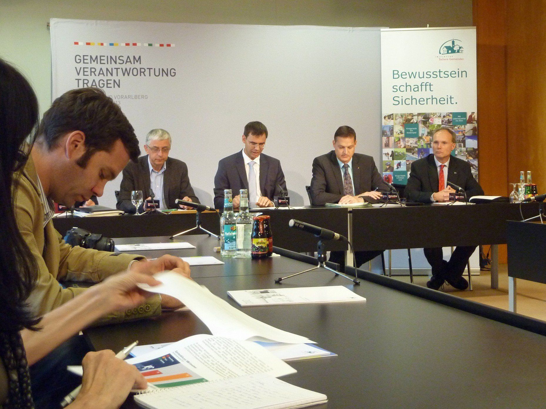 Beim Pressefoyer der Landesregierung zum Thema Initiative Sichere Gemeinden. Beim Pressefoyer der Landesregierung zum Thema Initiative Sichere Gemeinden.