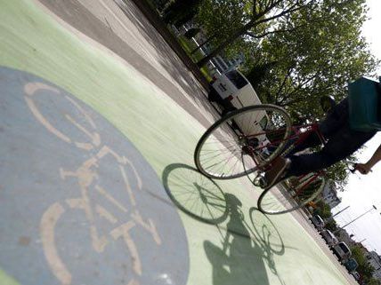 Vor dem Westbahnhof gibt es jetzt grüne Radwege - ein Test, heißt es.