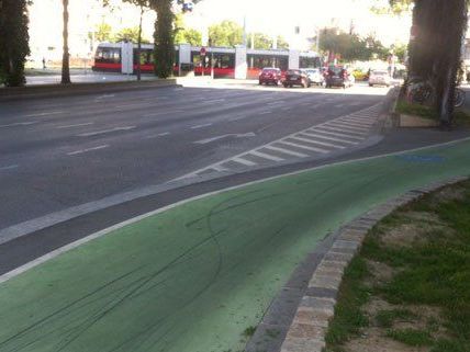 Auf den grünen Radwegen sind schwarze Spuren sichtbar. Auf den grünen Radwegen sind schwarze Spuren sichtbar.