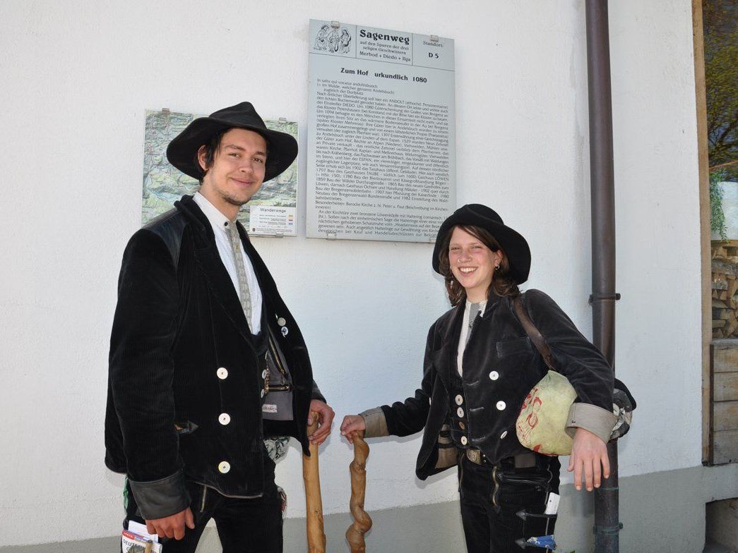 Andrea fremde Korbflechterin und Constantin, fremder Zimmerer studieren auf der Walz d. Sagenweg. Andrea fremde Korbflechterin und Constantin, fremder Zimmerer studieren auf der Walz d. Sagenweg.