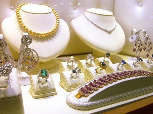 Schmuck im Wert von etwa 10.000 Euro wurde gestohlen. Schmuck im Wert von etwa 10.000 Euro wurde gestohlen.
